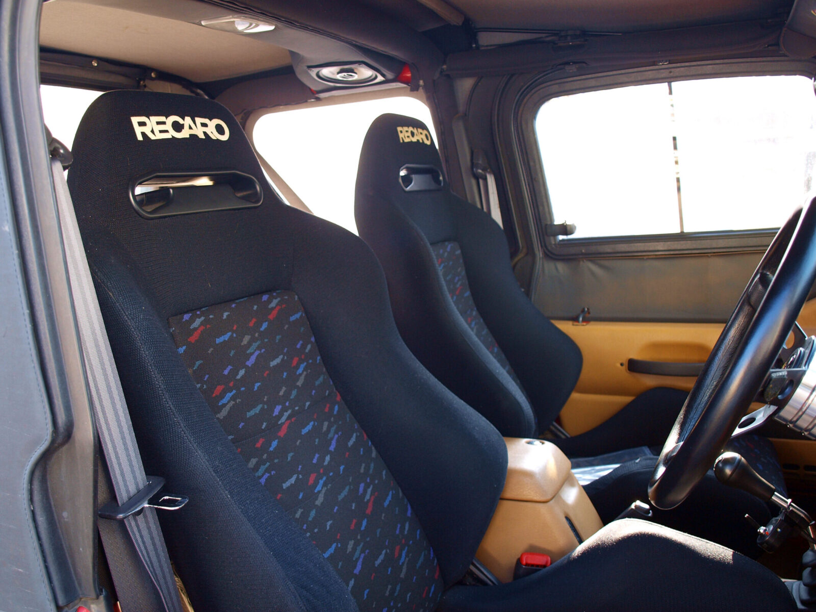 TJ WRANGLER SAITO AUTO SERVICE シートにはRECAROのセミバケットを採用。
