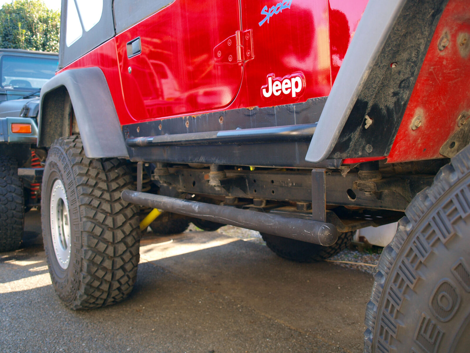 TJ WRANGLER SAITO AUTO SERVICE サファリ用のサイドバーはサイドステップと同色塗装してスタイリッシュに仕上げた。