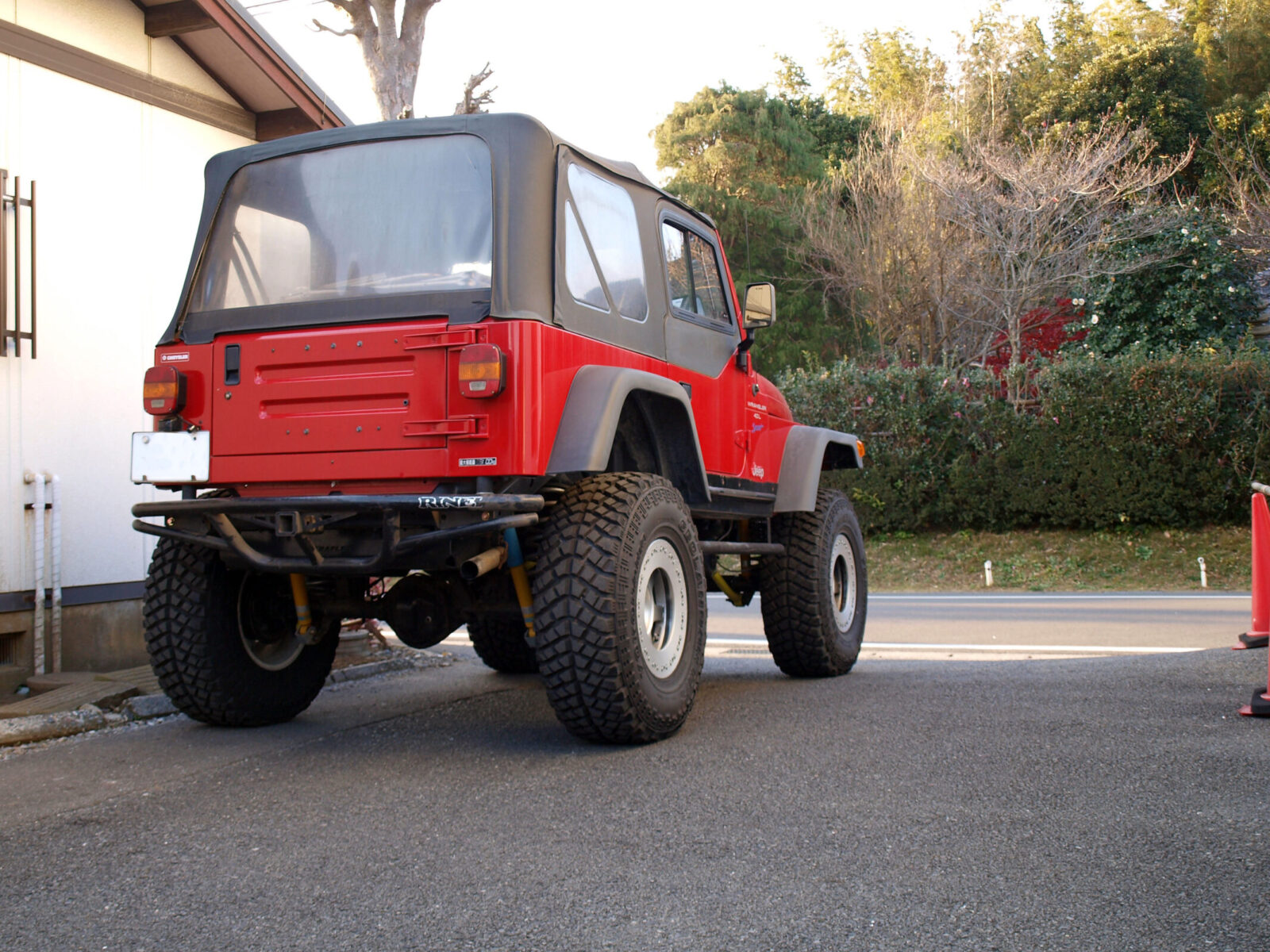 TJ WRANGLER SAITO AUTO SERVICE チューブ状のバンパーがリアビューをスッキリ見せる。