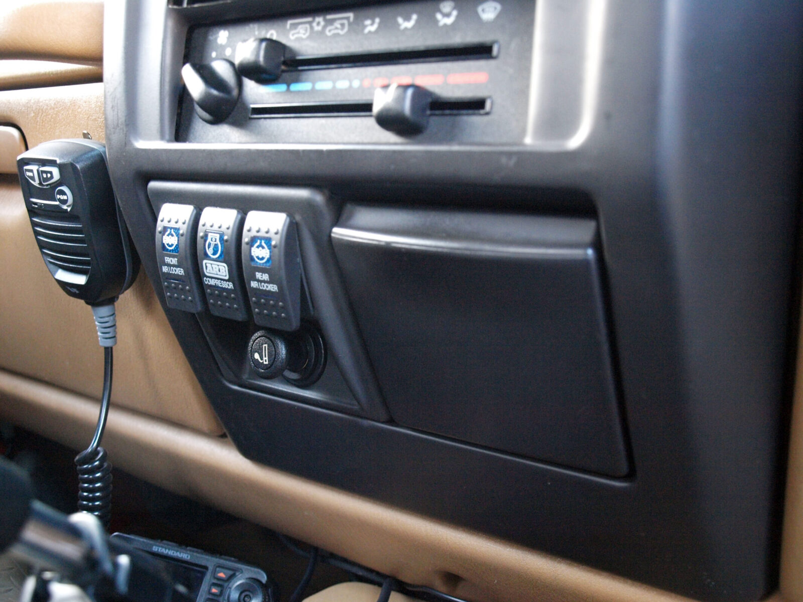 TJ WRANGLER SAITO AUTO SERVICE エアロッカーのスイッチ類をインパネのセンター部に集約。