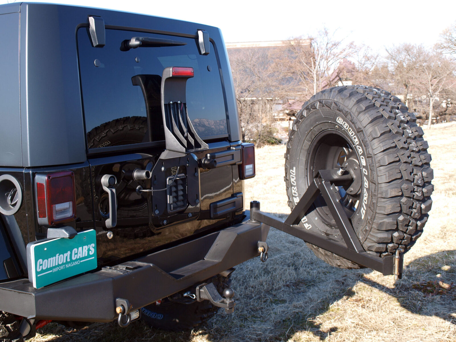 JK WRANGLER UNLIMITED COMFORT CAR'S タイヤキャリアが付属したリアバンパー。ヒッチマウント一体型タイプとなっている。