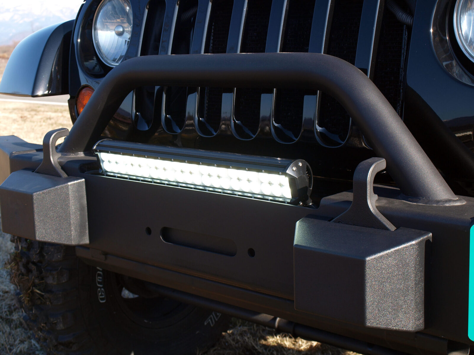 JK WRANGLER UNLIMITED COMFORT CAR'S LEDバーライトはかなりの照度で夜道の視界を確保できる。