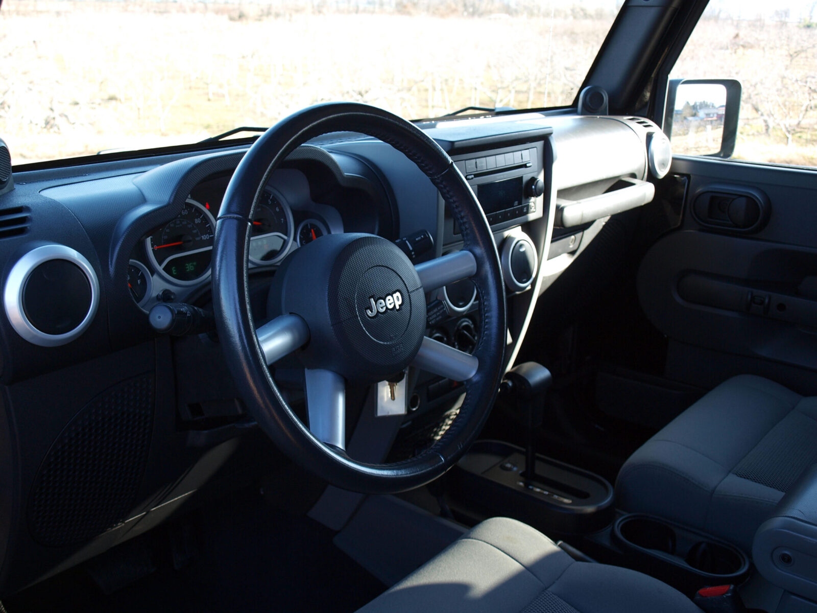 JK WRANGLER UNLIMITED COMFORT CAR'S アメ車の乗り味を楽しむために、あえて左ハンドルをチョイス。
