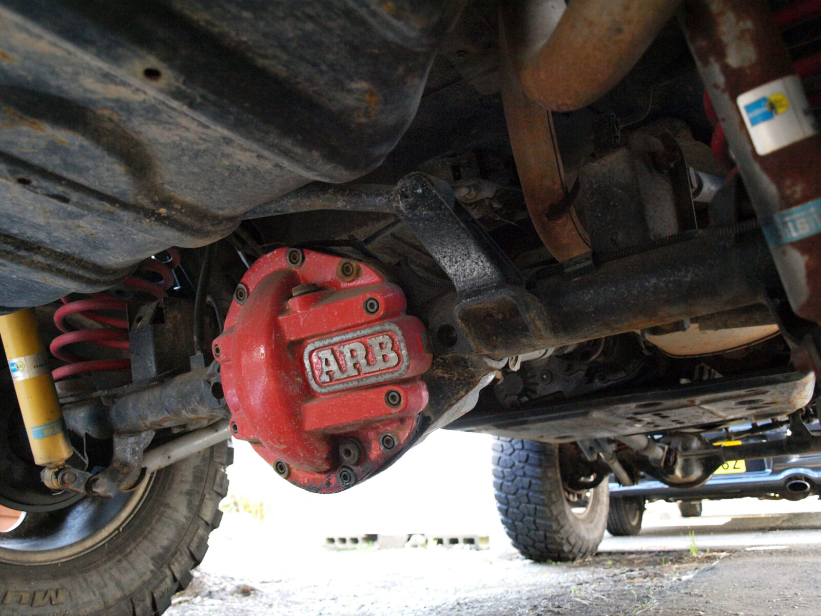 TJ WRANGLER SAITO AUTO SERVICE コイルのレッドと合わせたかのようなARBのデフガード。