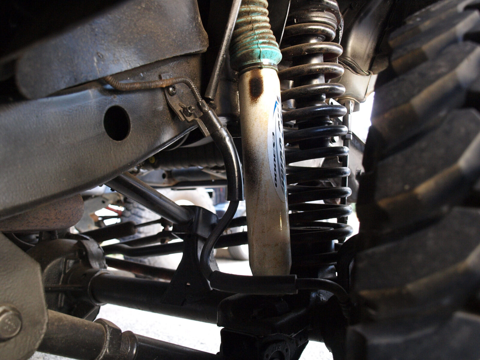 TJ WRANGLER SAITO AUTO SERVICE コイルはレッドスネークだが黒くペイントされている。