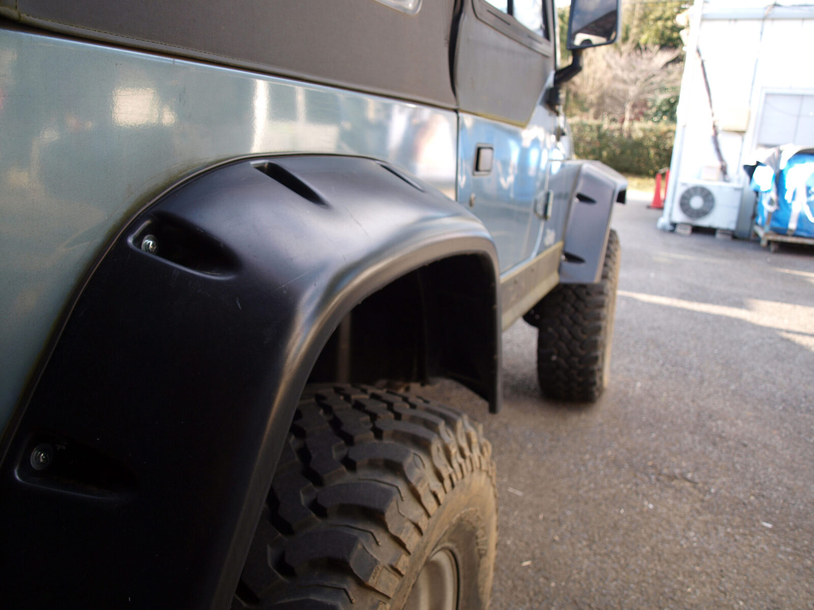 TJ WRANGLER SAITO AUTO SERVICE ブッシュワーカーの張り出したオーバーフェンダーは存在感満点。