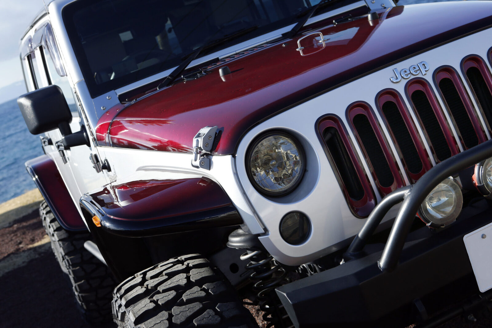 JK WRANGLER QUADRUPED ボディカラーもグリル、フェンダー、フードを塗り分ける。リア&ルーフもオールペイント。