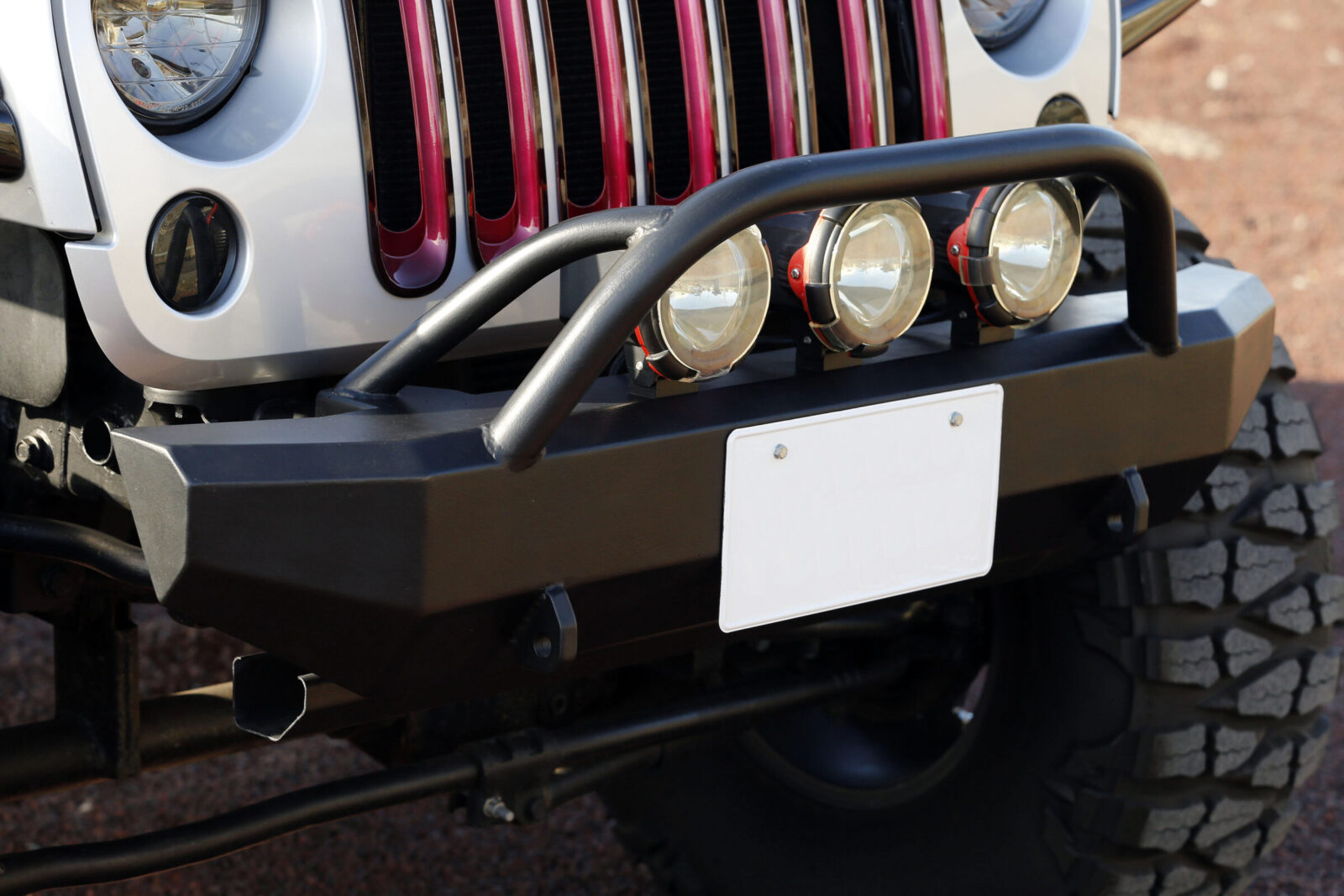 JK WRANGLER QUADRUPED バンパーはワンオフで製作。スタイルや重量なども含めて相談できる。