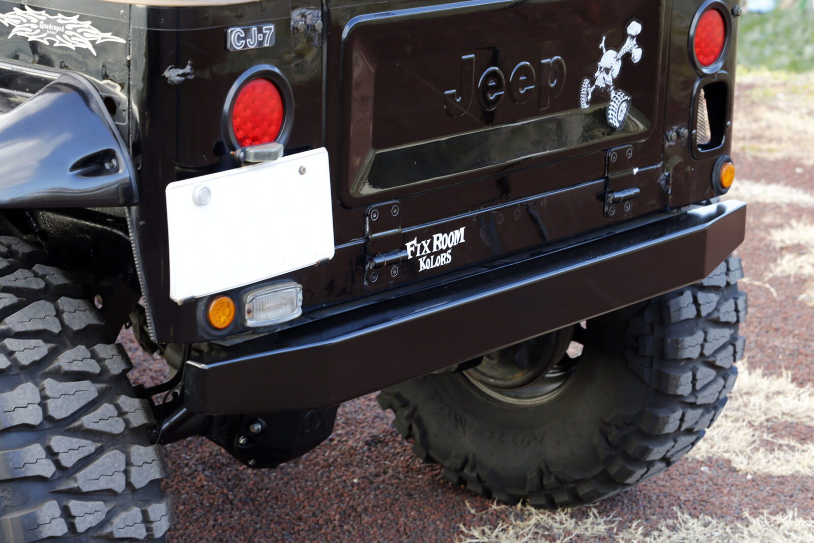 CJ-7 WRANGLER QUADRUPED 前後共にワンオフのバンパーを装着。