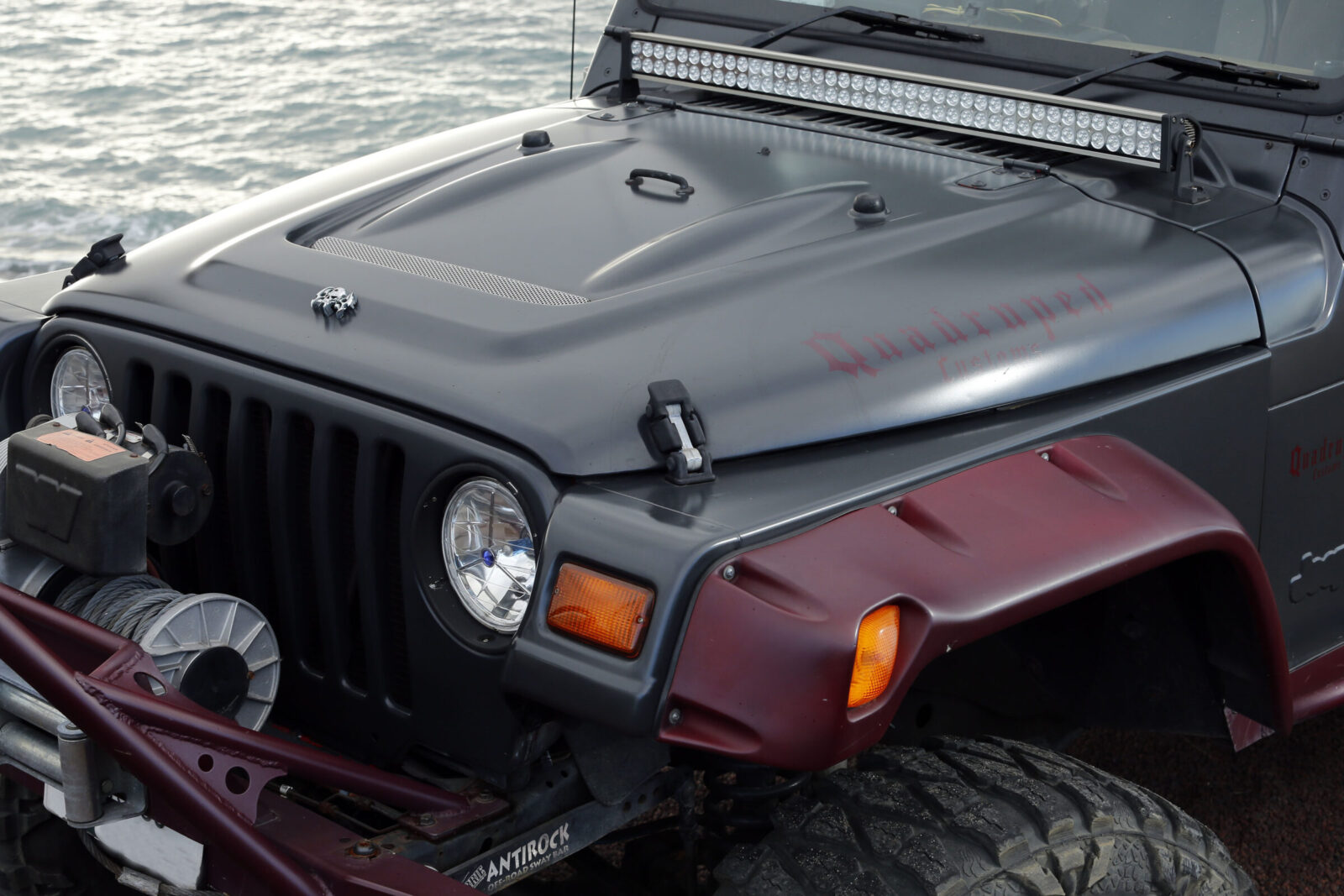 TJ WRANGLER QUADRUPED 低重心、ハイストロークを生み出すハイクリアランスフェンダーと専用フードを装着。