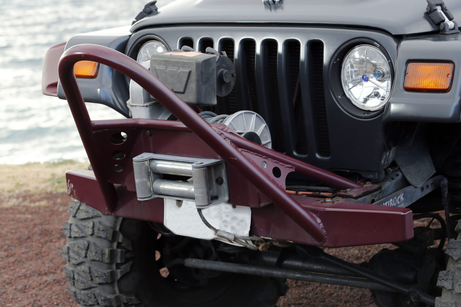 TJ WRANGLER QUADRUPED ロッククロウリングで開発されたバンパーを装着。