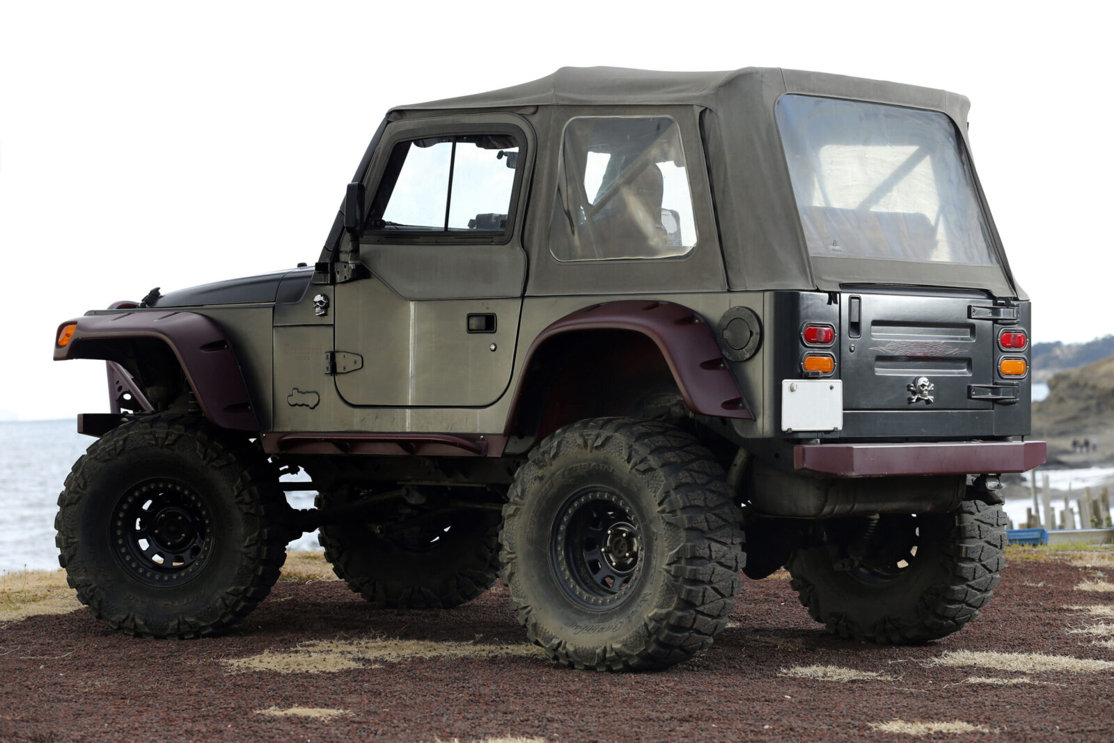 TJ WRANGLER QUADRUPED 本格的なオフロード走行も難なくこなすカスタムを施す。本格的なオフロード走行も難なくこなすカスタムを施す。本格的なオフロード走行も難なくこなすカスタムを施す。
