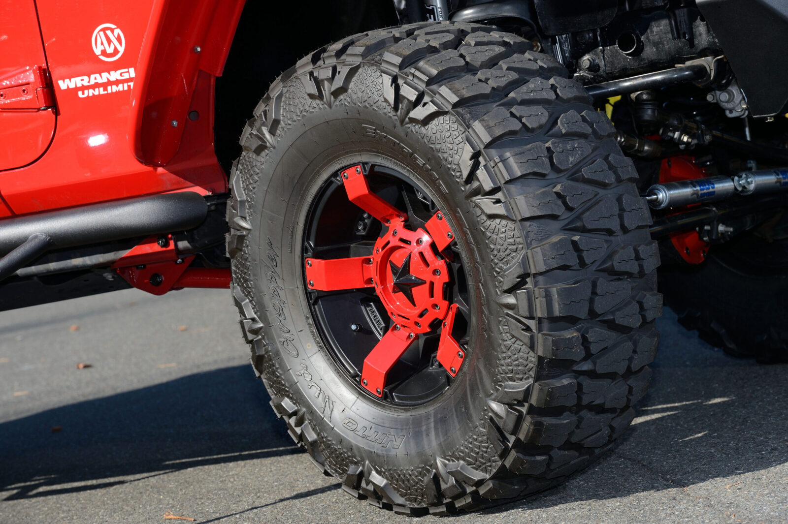 AX Wrangler 赤と黒のツートンホイールはKMCのXD811ロックスターII。タイヤはNittoのMud Grappler。