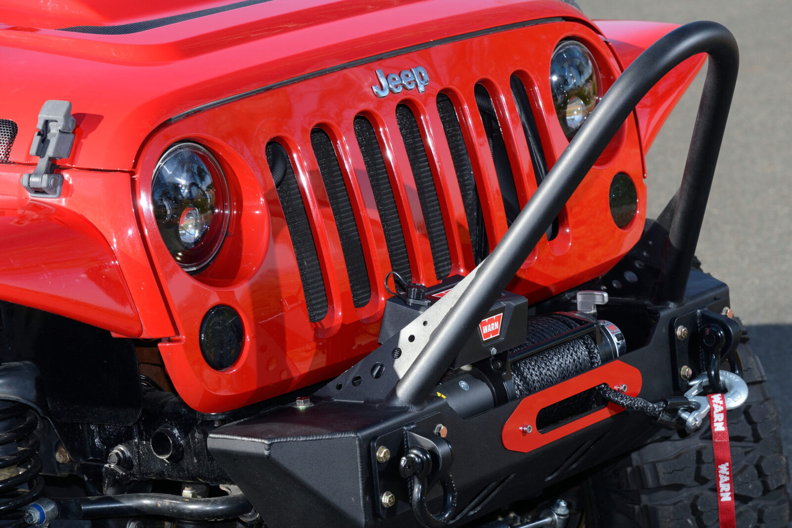 AX Wrangler Genrightスティンガーバンパーがド迫力のアピアランスを作り出している。