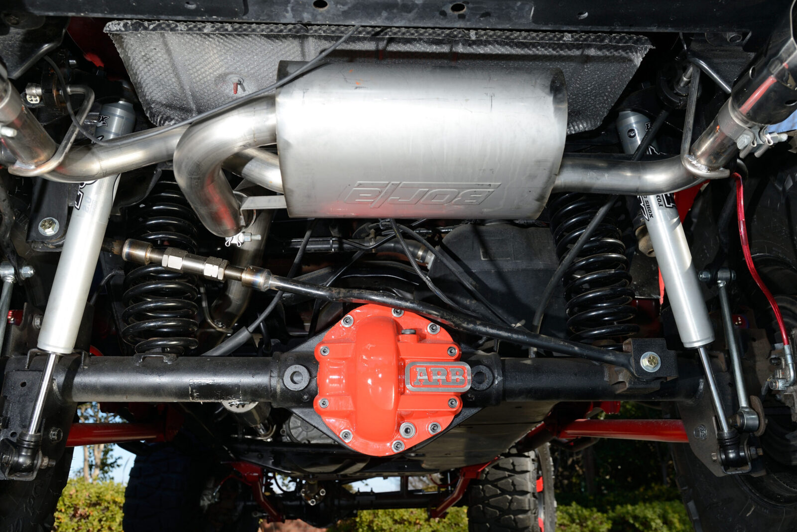 AX Wrangler ラテラルロッドはCrown Performanceを使用。ARBのデフカバーを前後に装着する。
