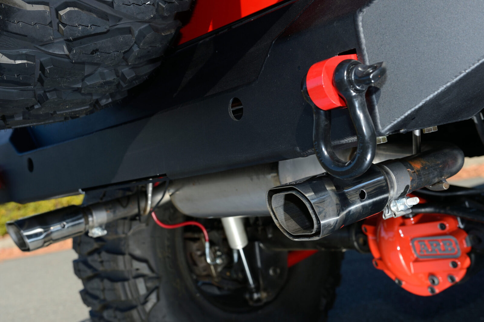 AX Wrangler マフラーはBorlaカットバックスプリットリアエキゾーストを使用。