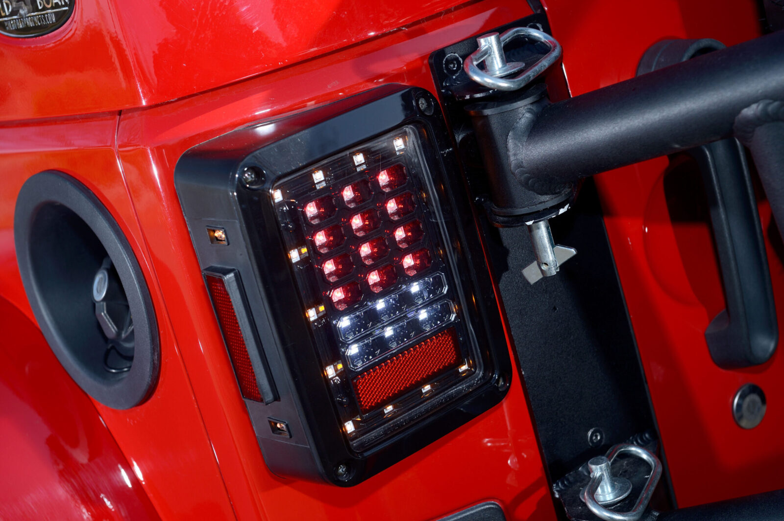 AX Wrangler テールランプはLEDに変更されていて、カスタムカーらしいクールなイメージを演出する。もちろん視認性も向上している。