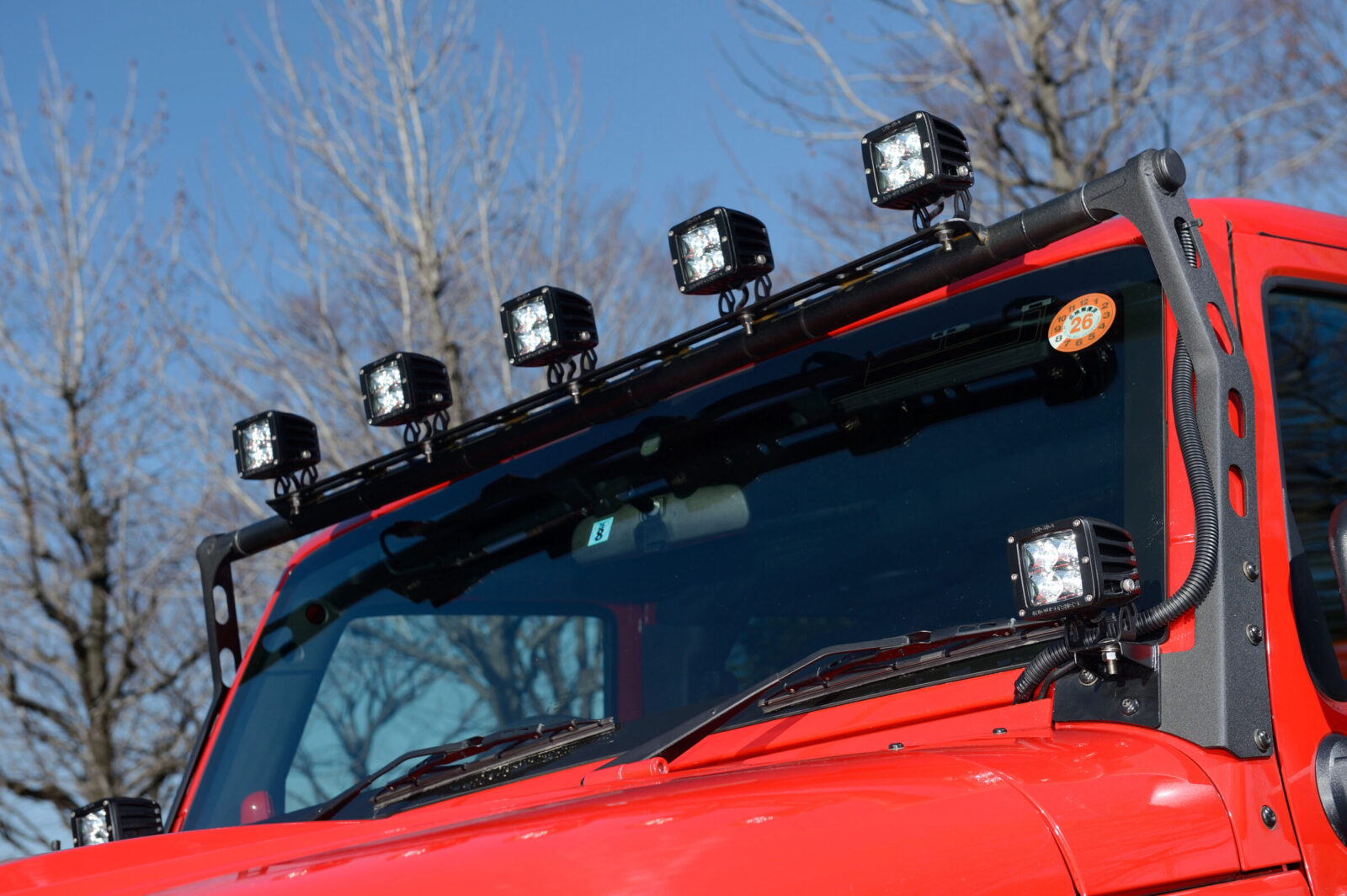 AX Wrangler LEDヘッドランプ、スポットライトを装備し、あらゆる状況での走行に配慮。