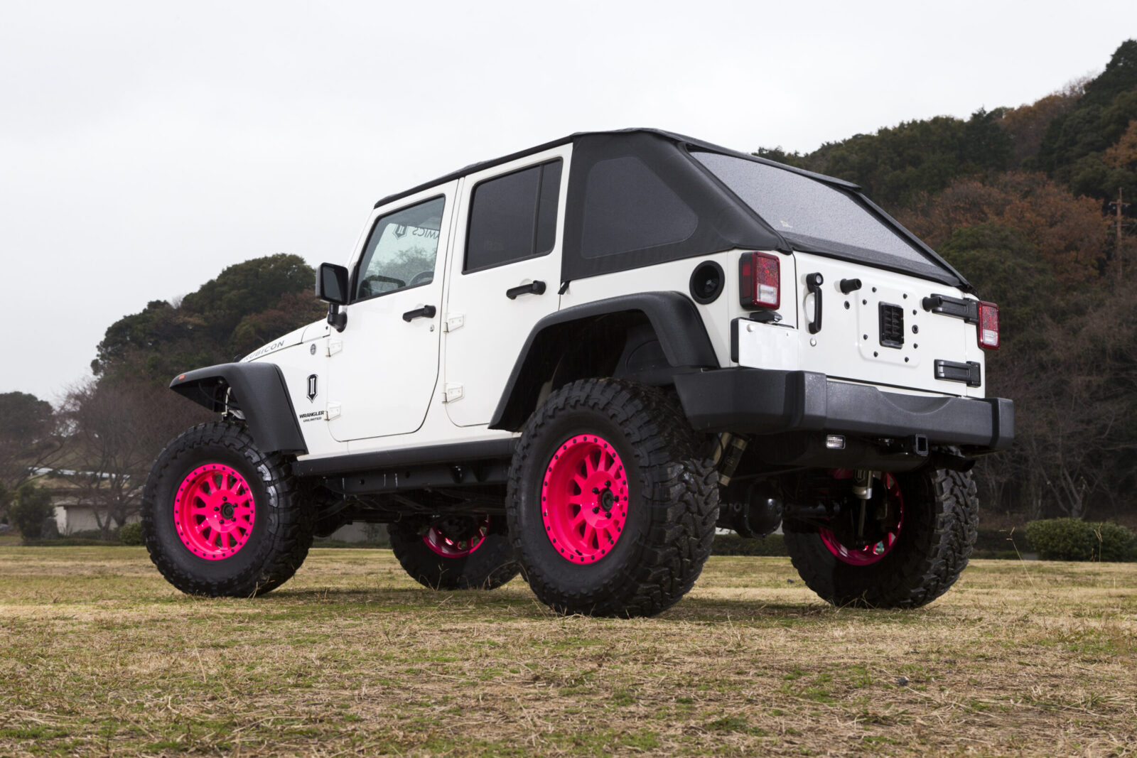 JK WRANGLER UNLIMITED SCT-XWD 4.5インチアップによりワイルドさが倍増したフォルム。ルックスのみならず機動性も抜群。この日はダートコースで試走も行なったが、安定した接地感により不安はまったく感じられなかった。