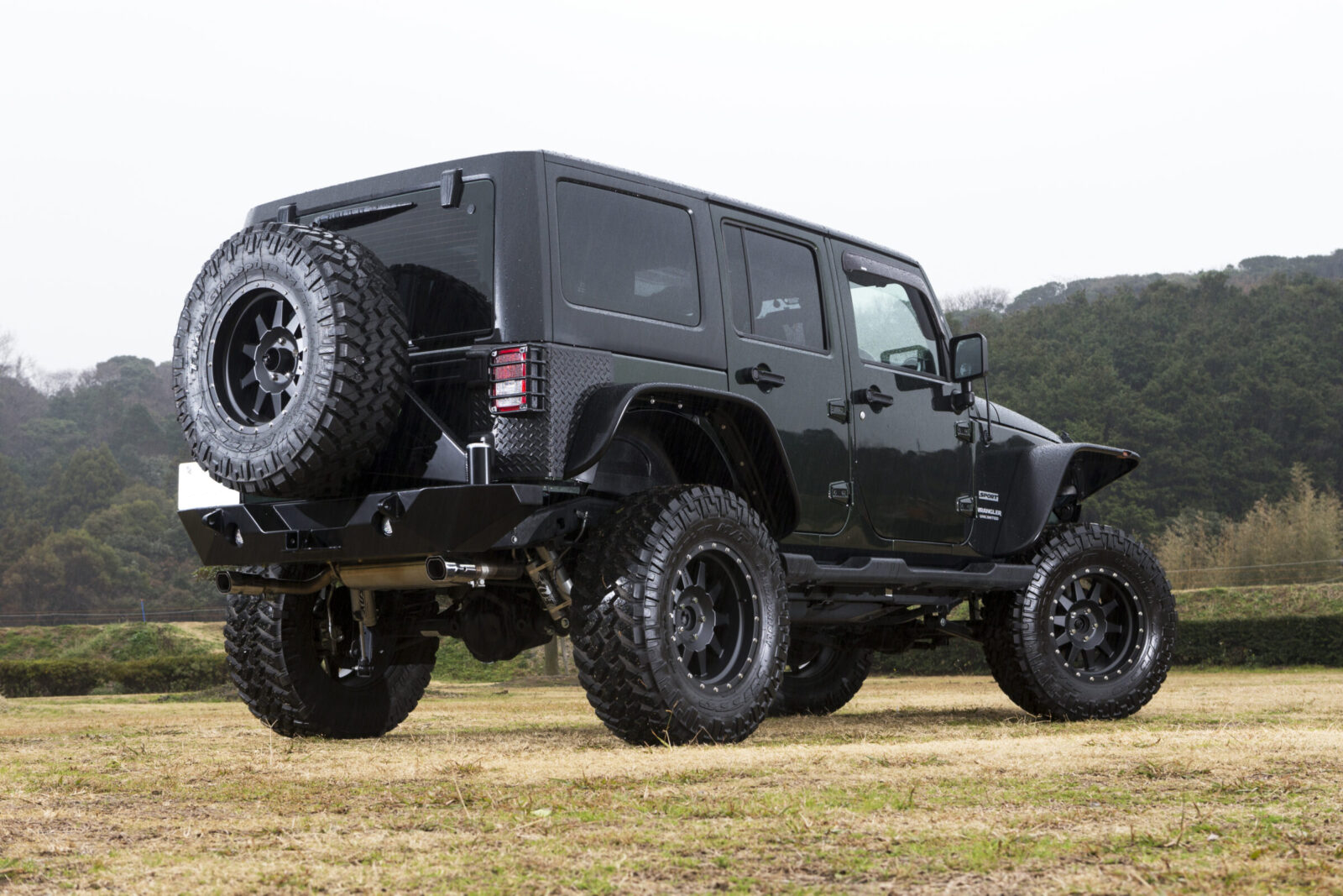 JK WRANGLER UNLIMITED SCT-XWD . オンロード色が強まったJKのキャラクターを、本来のオフ指向に引き戻した魅力的スタイル。ワンタッチでスペアタイヤごと開閉可能なポイズンスパイダーのキャリアも実用的。