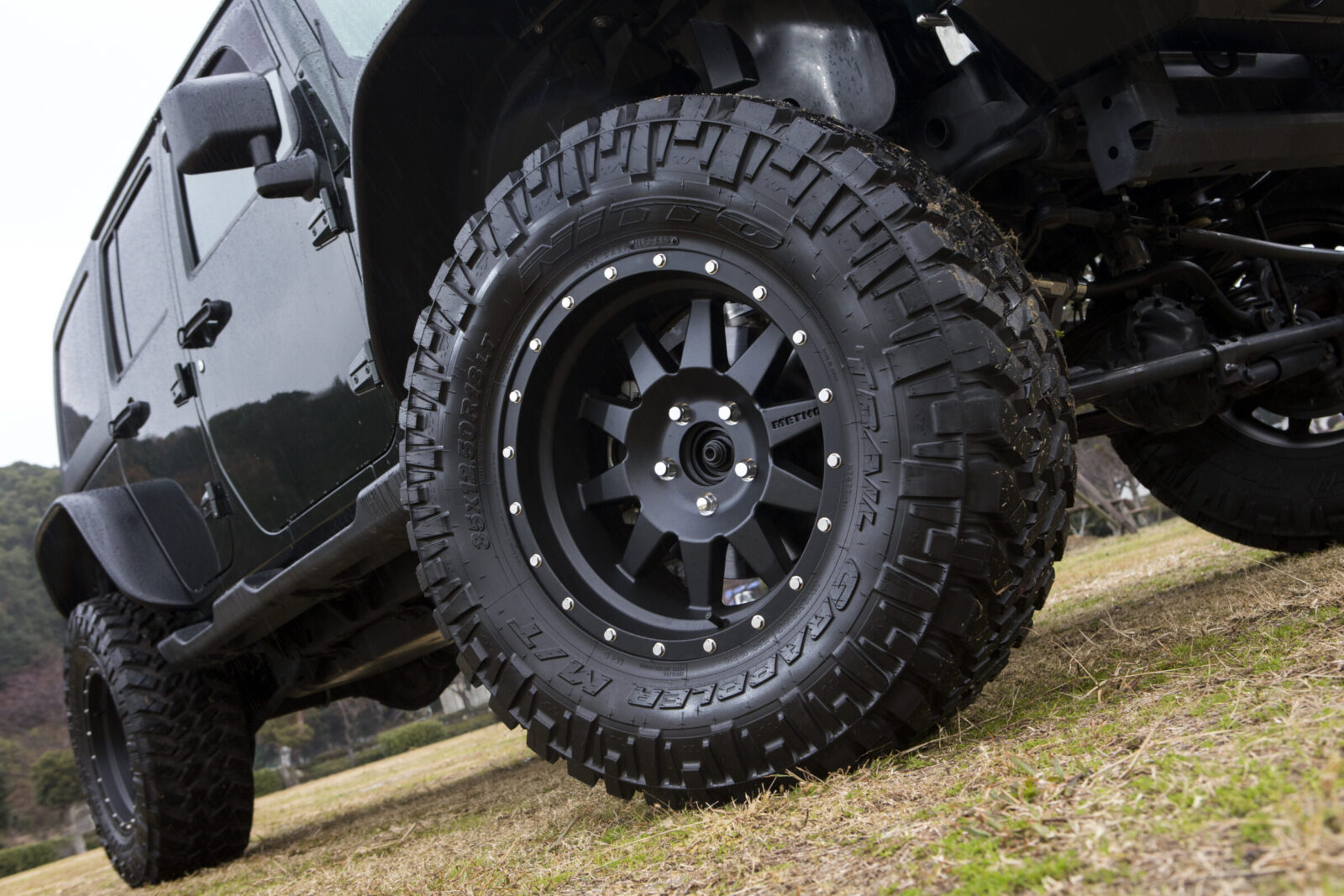 JK WRANGLER UNLIMITED SCT-XWD マットブラック仕上げのメソッドレースホイールに、ニットーのM/Tタイヤを組み合わせる。