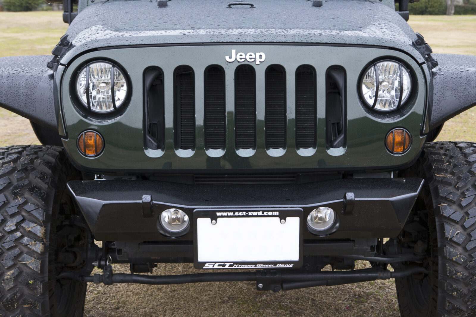 JK WRANGLER UNLIMITED SCT-XWD ポイズンスパイダーのショートバンパーを装着。まさに正統ジープ、という印象のフロントマスク。