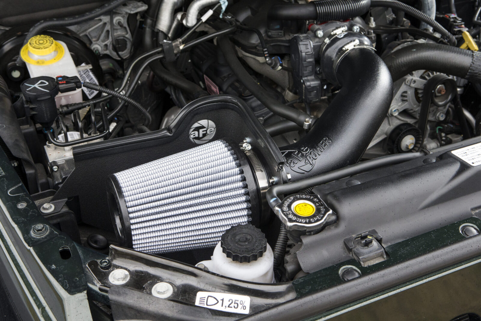 JK WRANGLER UNLIMITED SCT-XWD クリーナーとサクションがセットとなったafeのエアインテークシステムを装着。吸排気の変更で、走りの実力はワンランクアップ!