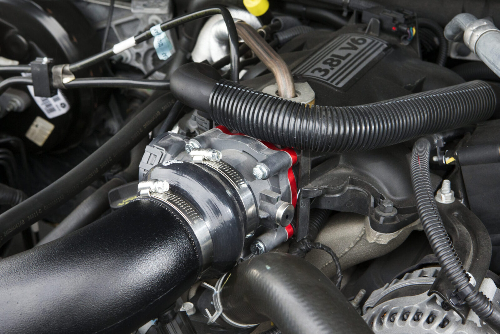 JK WRANGLER UNLIMITED SCT-XWD トルクアップに有効な、エアエイドのスロットルボディスペーサー。