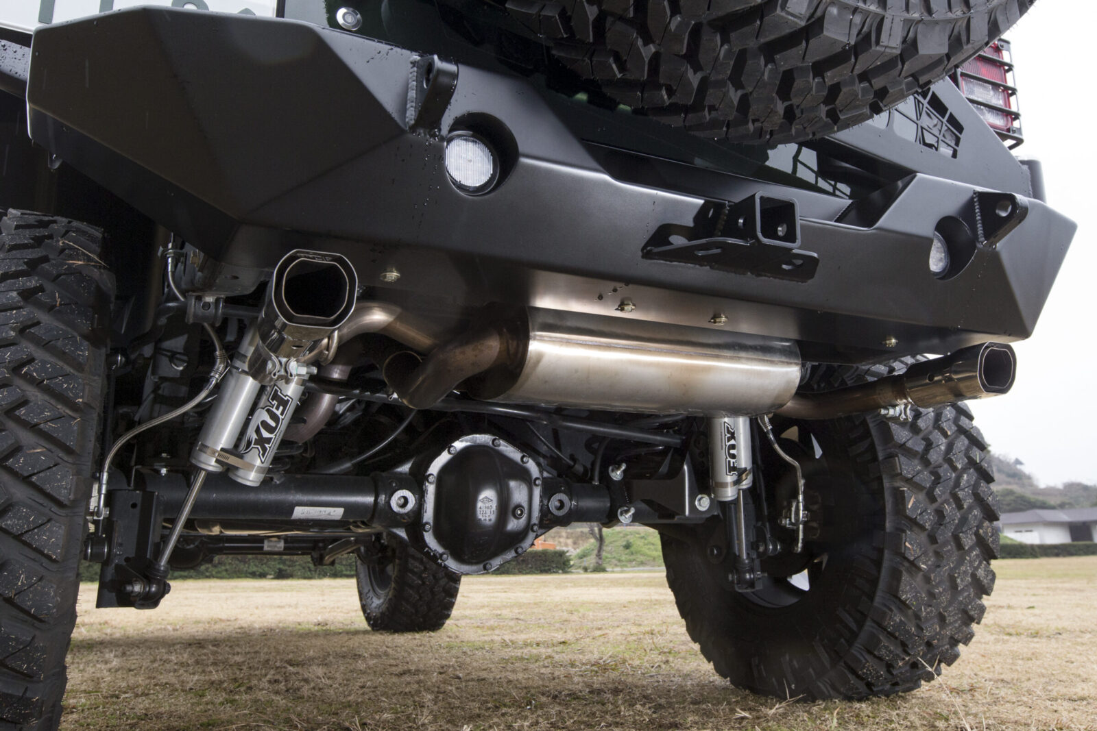 JK WRANGLER UNLIMITED SCT-XWD ポイズンスパイダーのバンパー下部からは、ボーラのスポーツマフラーやFOXのダンパーユニットが見える。