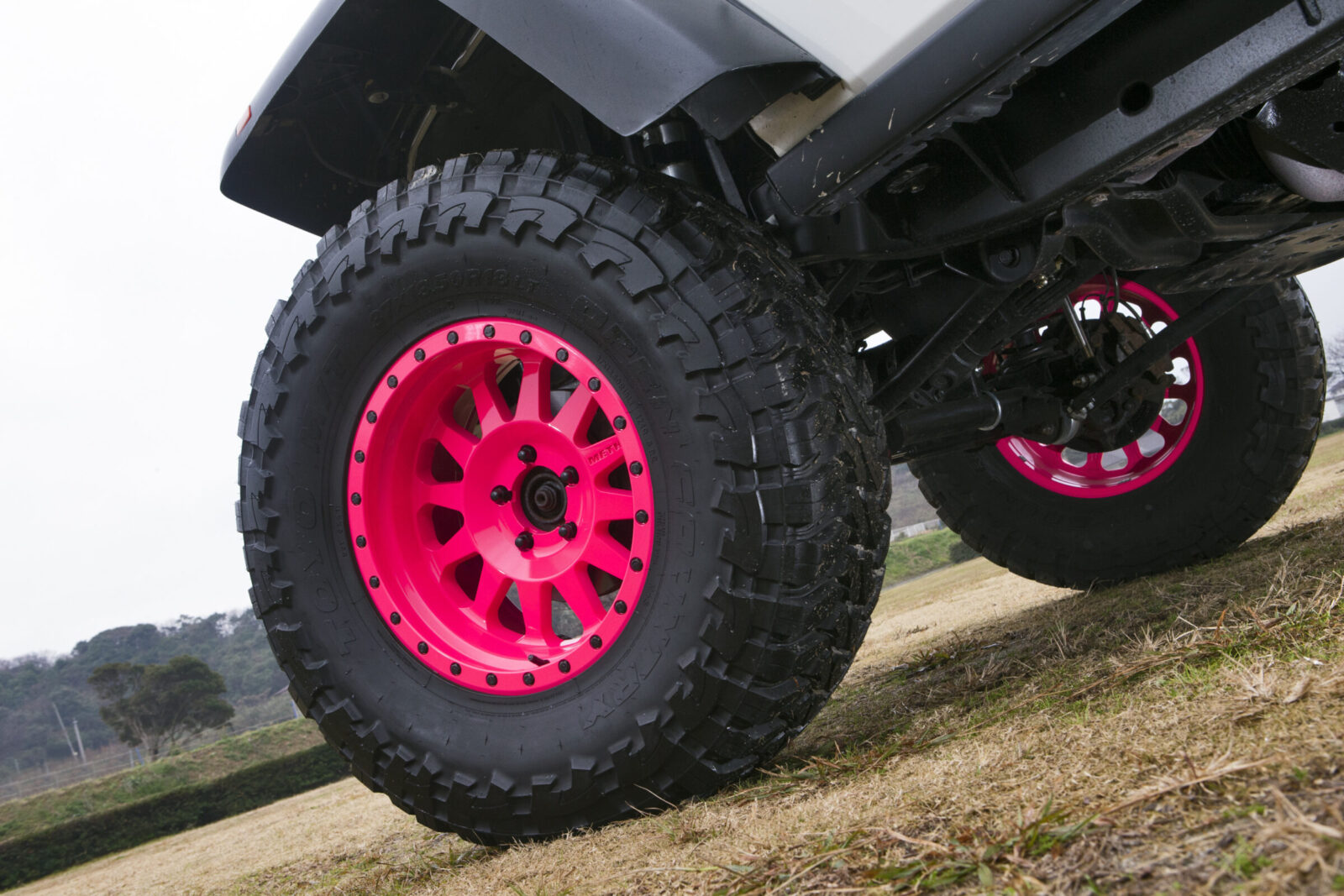 JK WRANGLER UNLIMITED SCT-XWD 鮮やかなネオンピンクに彩られたメソッドのホイール。このように、SCTでは自分仕様のワンオフカラーもオーダー可能。ぜひ相談してみては?
