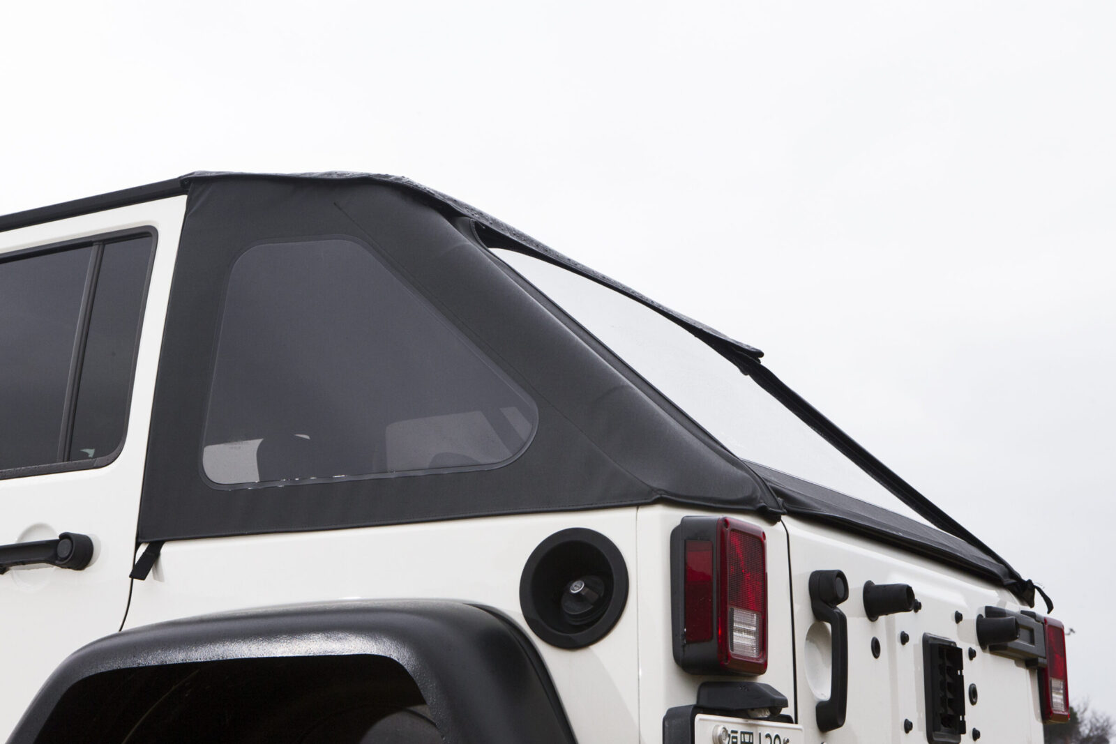 JK WRANGLER UNLIMITED SCT-XWD クーペのようなラインが新鮮な、ベストップ社のNXトップを装着。後方視界も良好だ。