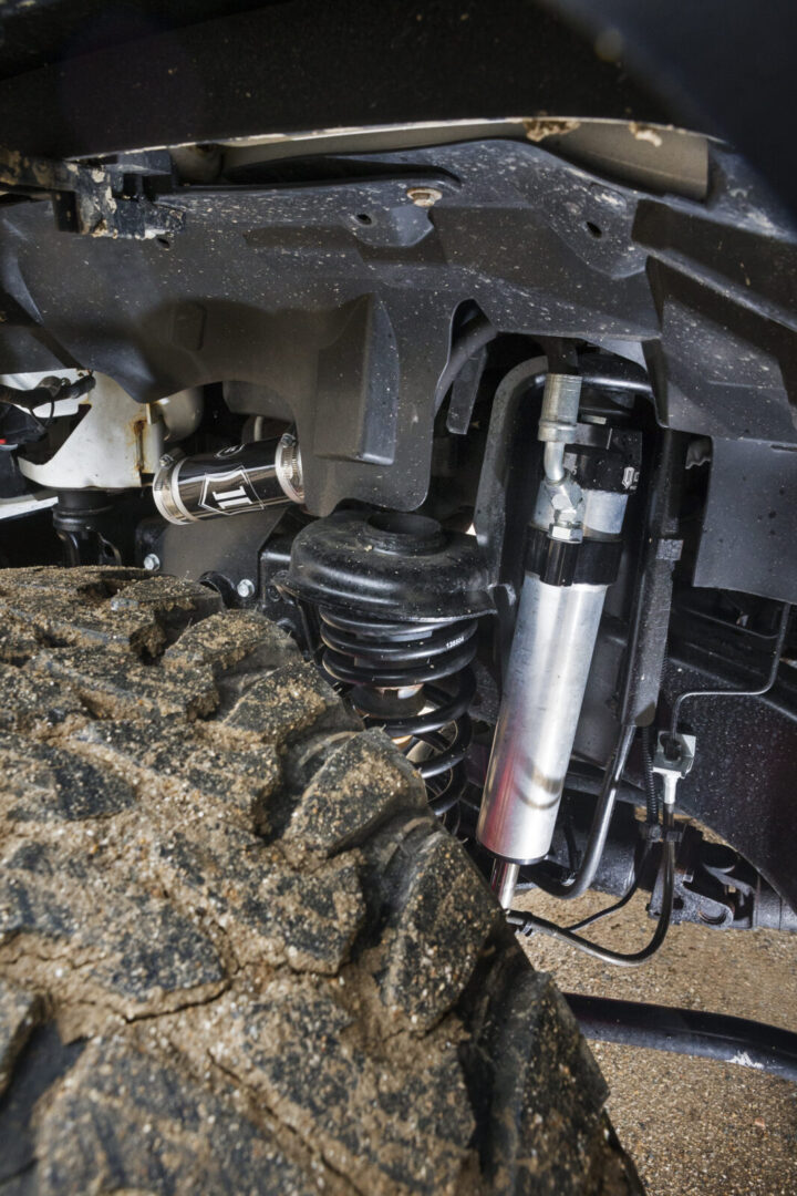 JK WRANGLER UNLIMITED SCT-XWD 最近はリフトアップキットとダンパーのメーカーを変えるケースも多いが、この車両はアーム類に加え、ダンパーもICON製を採用する。