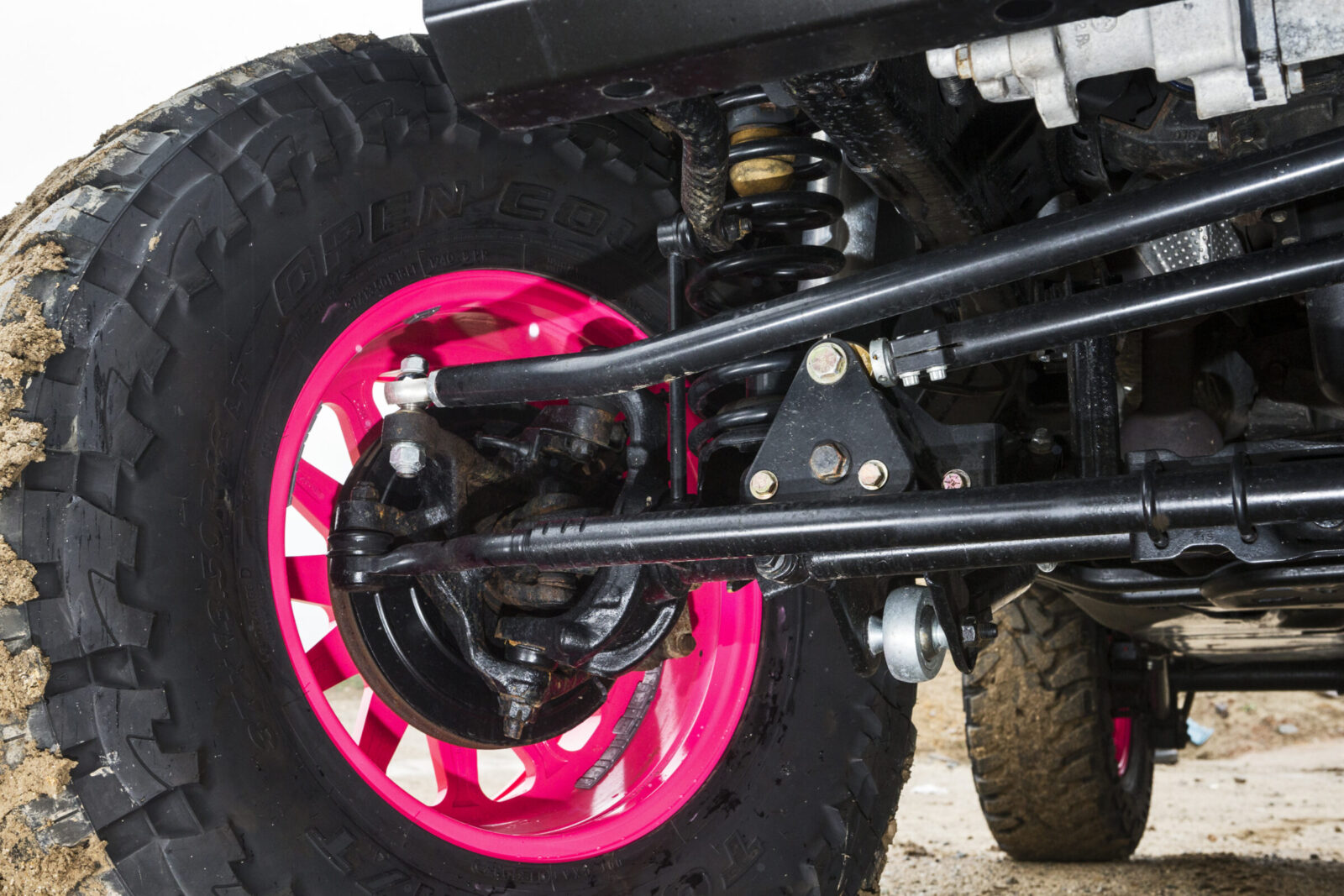 JK WRANGLER UNLIMITED SCT-XWD ステアリングロッドの取り付け位置をナックル上部に移設したほか、スタビリンク長やラテラルロッドの角度も補正。