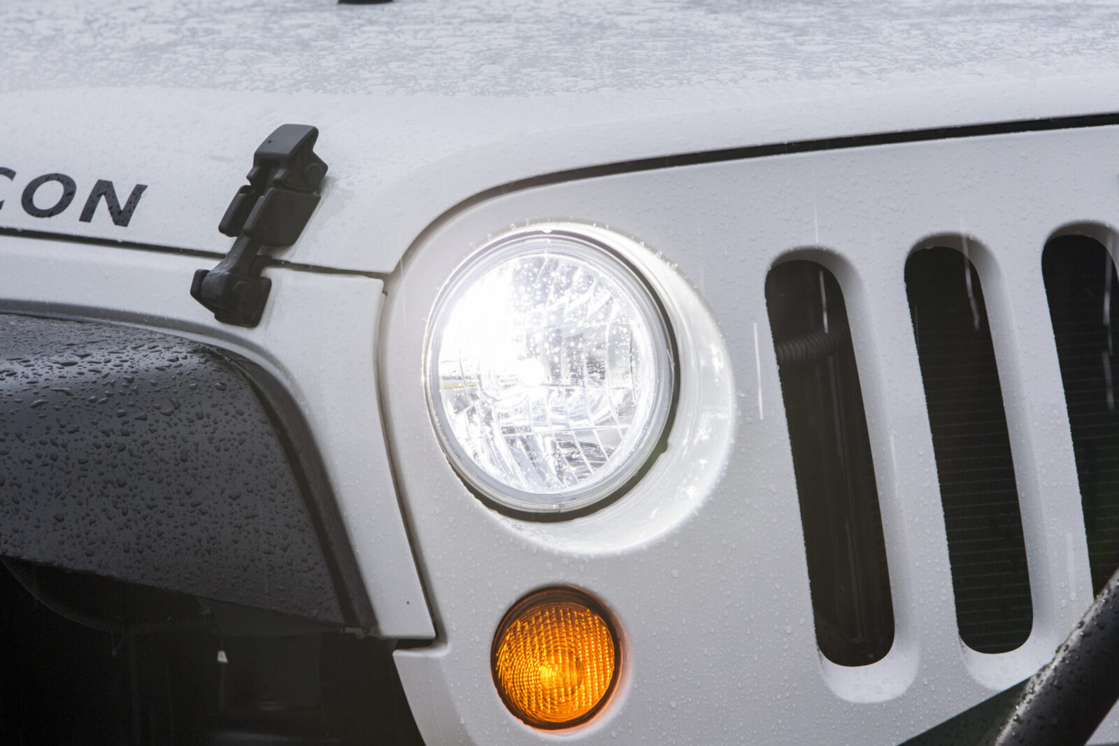 JK WRANGLER UNLIMITED SCT-XWD SCTではJKの純正ライトを手軽にLED化させる専用バルブを開発中。ライトの暗さはJKの弱点なだけに、早期の市販を期待したい。