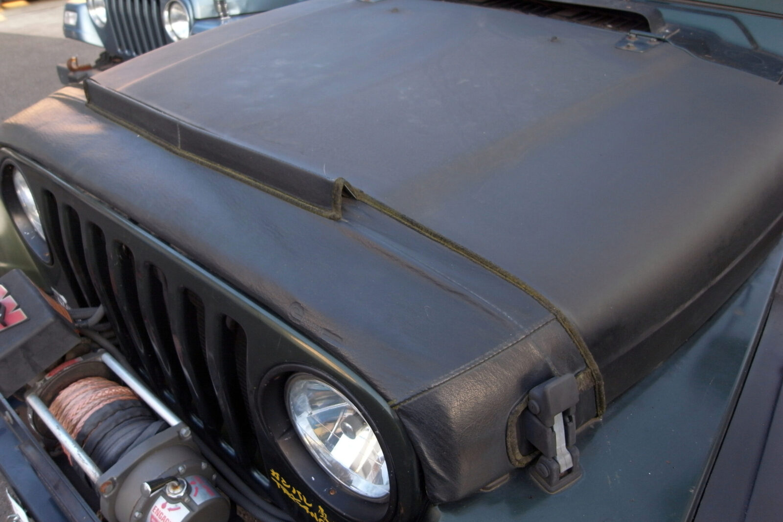 TJ WRANGLER SAITO AUTO SERVICE FRP製ボンネットとフードガードブラは異素材ミックスのコーディネイトがクール。