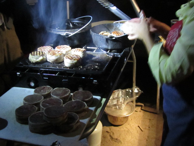 ツアー最大の楽しみは食事。ケータリングスタッフが参加者全員の食事をサーブする。宿泊は各自が用意したテント。