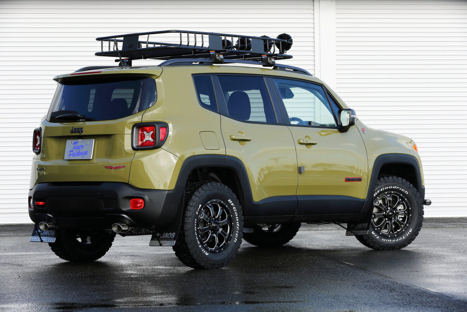 RENEGADE TRAILHAWK TIGER AUTO オフロードタイヤやルーフキャリア、リフトアップにより、ワイルドなスタイリングに変身。オーバーフェンダーなどが完成すれば、さらにスタイリッシュな姿へと進化するのだ。