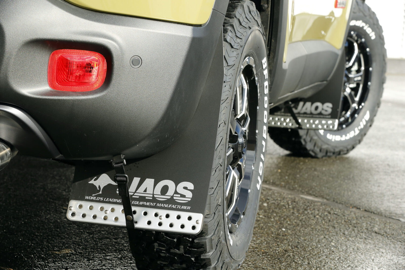 RENEGADE TRAILHAWK TIGER AUTO JAOSのマッドフラップは飛び石や泥はねを防いでくれるアイテム。巻き込み防止のストラップ付きだ。