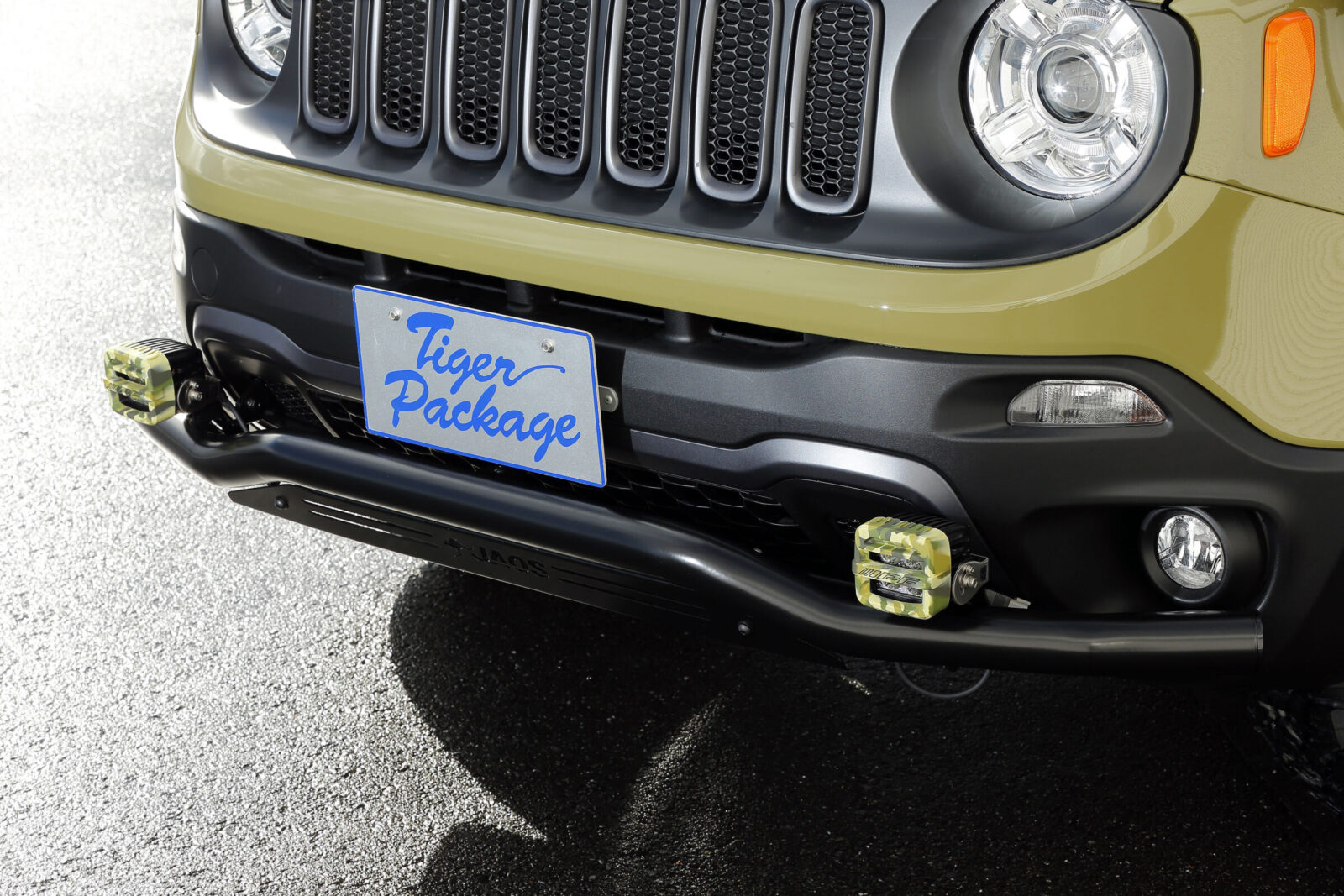 RENEGADE TRAILHAWK TIGER AUTO スキッドバーは純正バンパーにフィットするデザイン。スマートなデザインながらたくましさもアピールする。