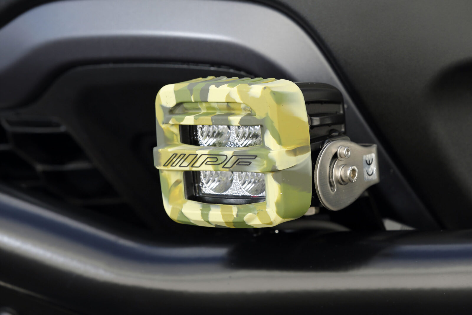 RENEGADE TRAILHAWK TIGER AUTO IPFのLEDフォグもスキッドバーに装着。スキッドバーはこのフォグに合わせてデザインしたということで相性も完璧。オプションのシリコンカバーは、グリーンとブルーのカモパターンをラインナップ。