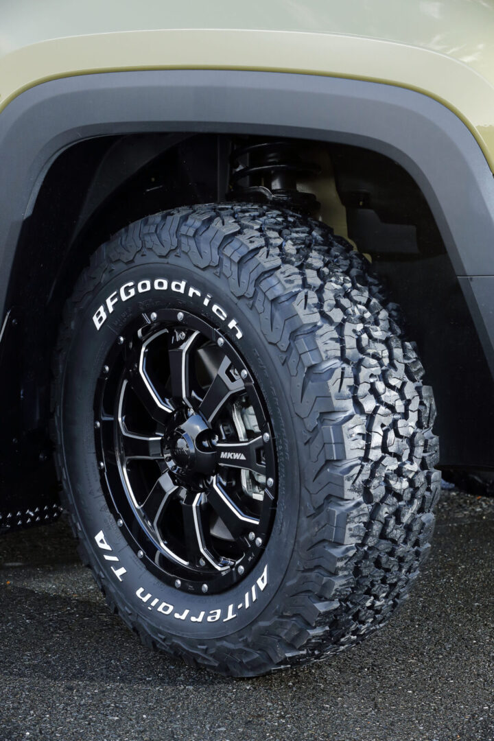 RENEGADE TRAILHAWK TIGER AUTO MKWのMK‐46とBFGのKO2に変更し、オンオフを問わず、すべての道での高い走行性能と4WDらしいルックスを手に入れている。