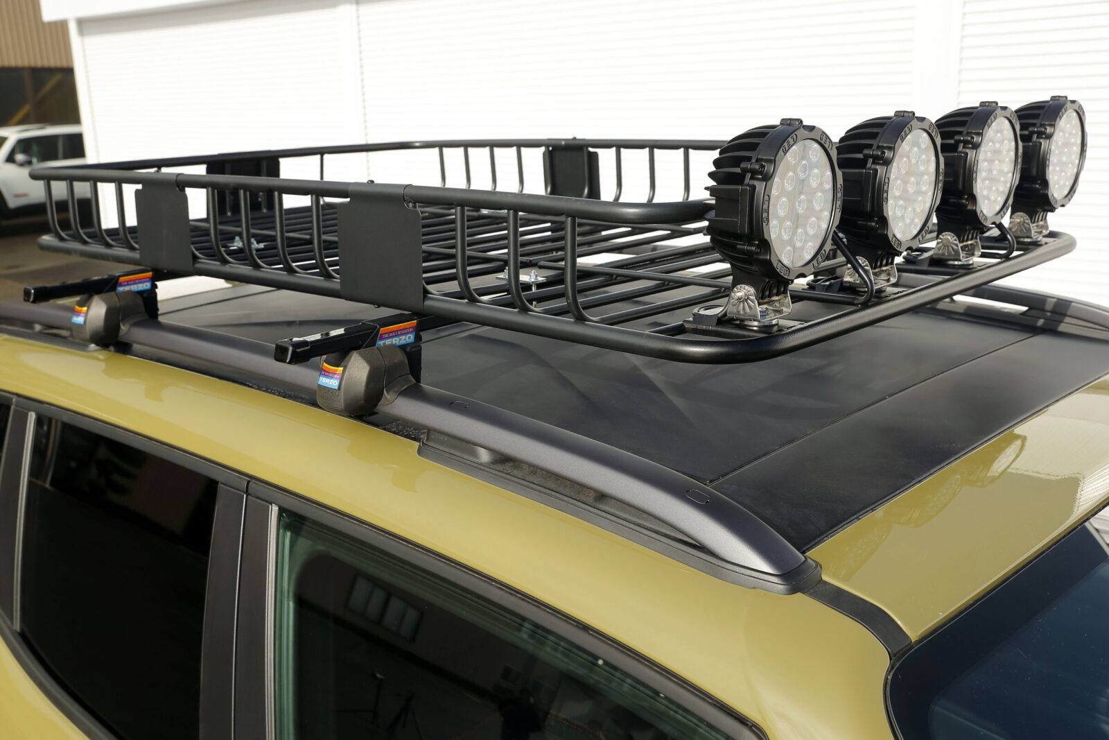 RENEGADE TRAILHAWK TIGER AUTO ルーフキャリアは荷物の搭載量をアップさせる定番の方法。フロント側には丸型LEDフォグを装着する。