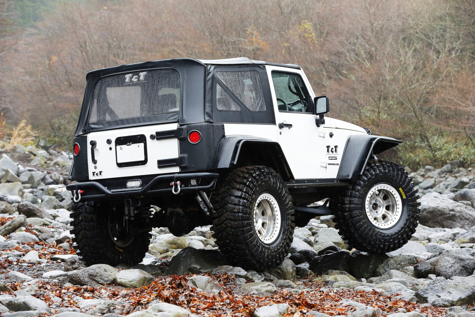 JK WRANGLER T&T エクステリアで目立つのは、前後のバンパーとオーバーフェンダー程度と比較的シンプル。迫力のタイヤサイズは40インチ。ストップ&コーナーランプはワンオフ加工で装着する。