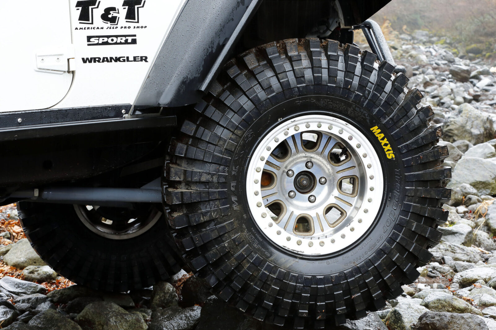 JK WRANGLER T&T マキシスの40インチをきっちりと使えるカスタムを施す。