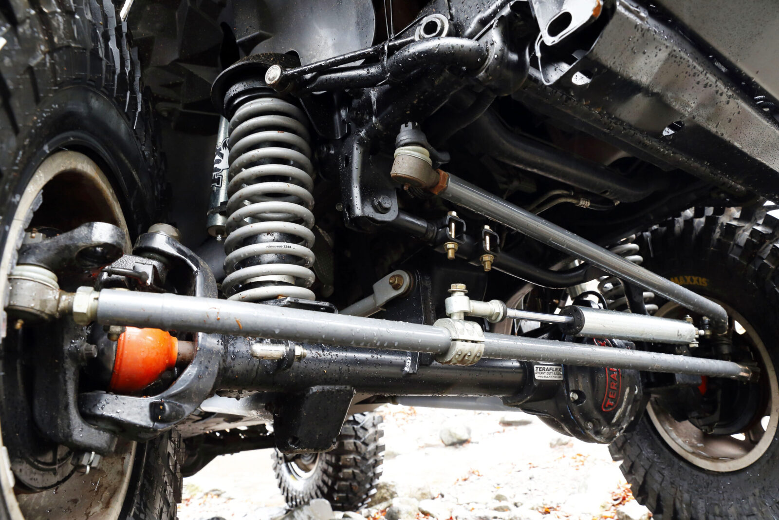 JK WRANGLER T&T ロングアームキットで4.5インチUPコイルを装着。