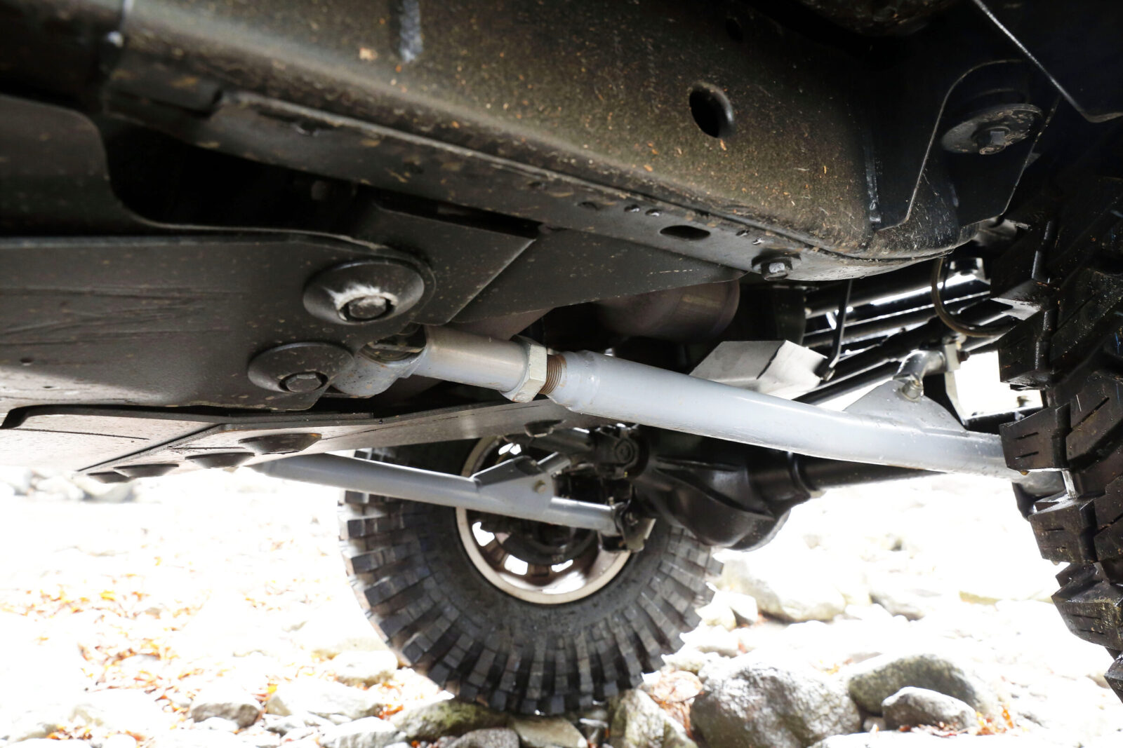 JK WRANGLER T&T ロングアームキットはキャスター角とストローク量の補正を行える。フロントは3リンク、リアは変形4リンクだ。