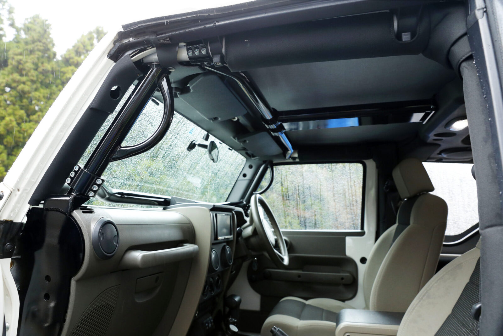 JK WRANGLER T&T 悪路走行には欠かせないロールケージは人気のロックハード製だ。