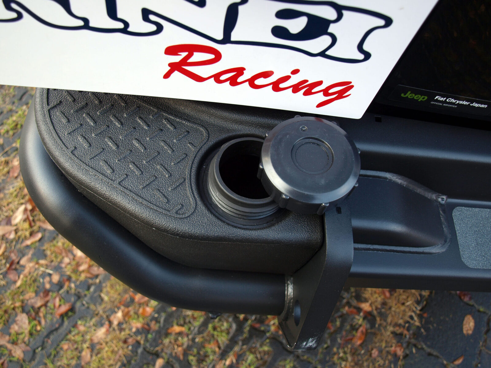 JK WRANGLER UNLIMITED RINEI リアバンパーの左後方部が水を入れられるタンクになっていて、別売りのポンプを使ってアウトドアでの手洗いツールとなる。