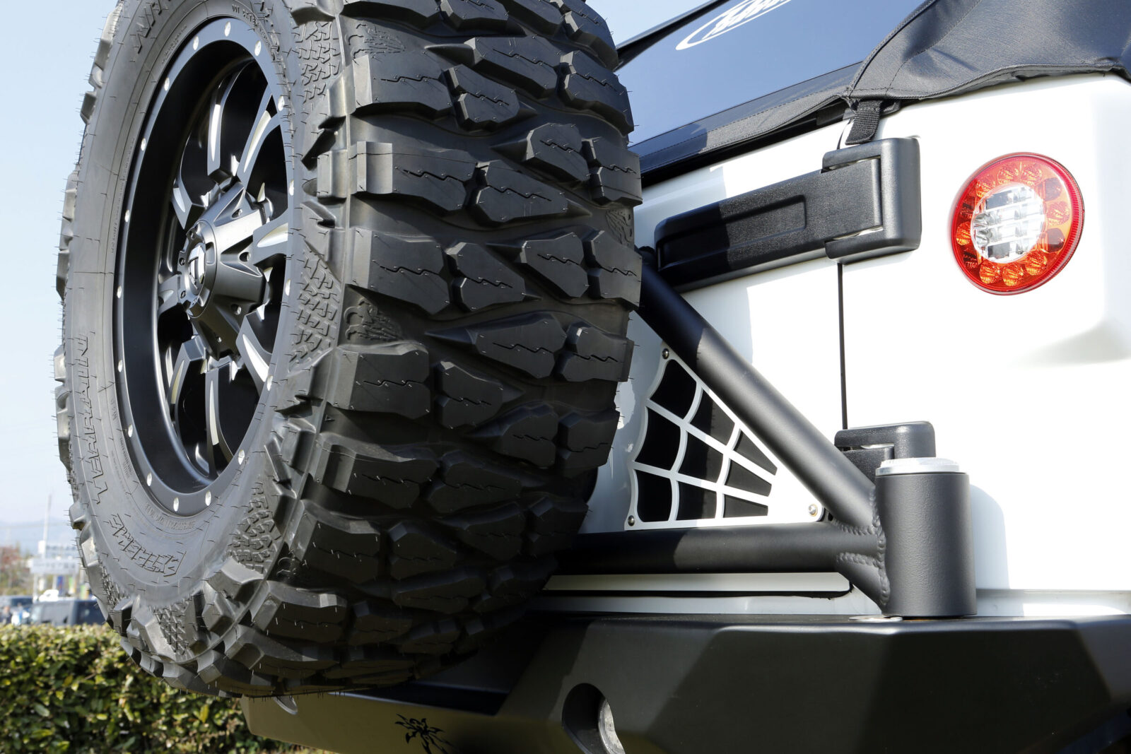 JK WRANGLER UNLIMITED TOP RANKAZ タイヤブラケットにはポイズンスパイダーらしいデザインがあしらわれる。