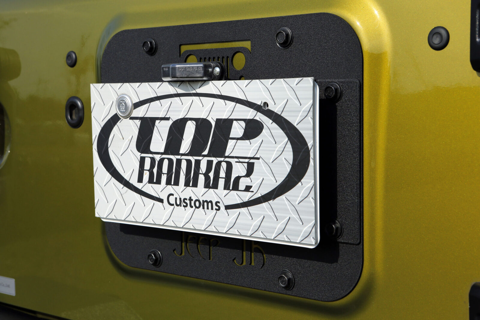 JK WRANGLER TOP RANKAZ ナンバーはマウントキットでゲート中央に移設。